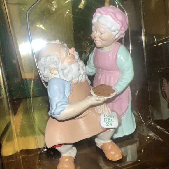 1987 Home Cooking Santa and Mrs Claus Hallmark Ornament - Picture 3 of 4